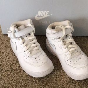 Nike Air Force 1 tennis shoes